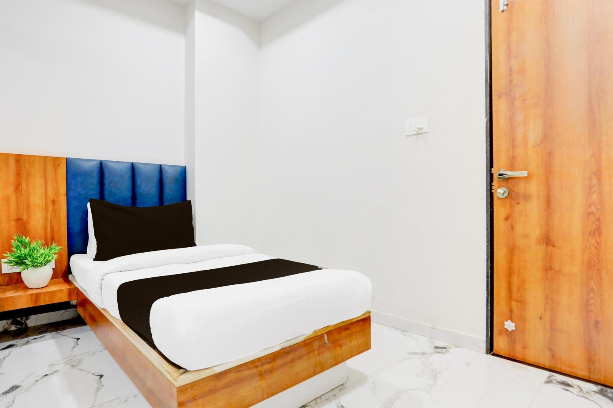 Super Townhouse Ambaji Formerly Hotel Kardhar Inn ภายนอก รูปภาพ