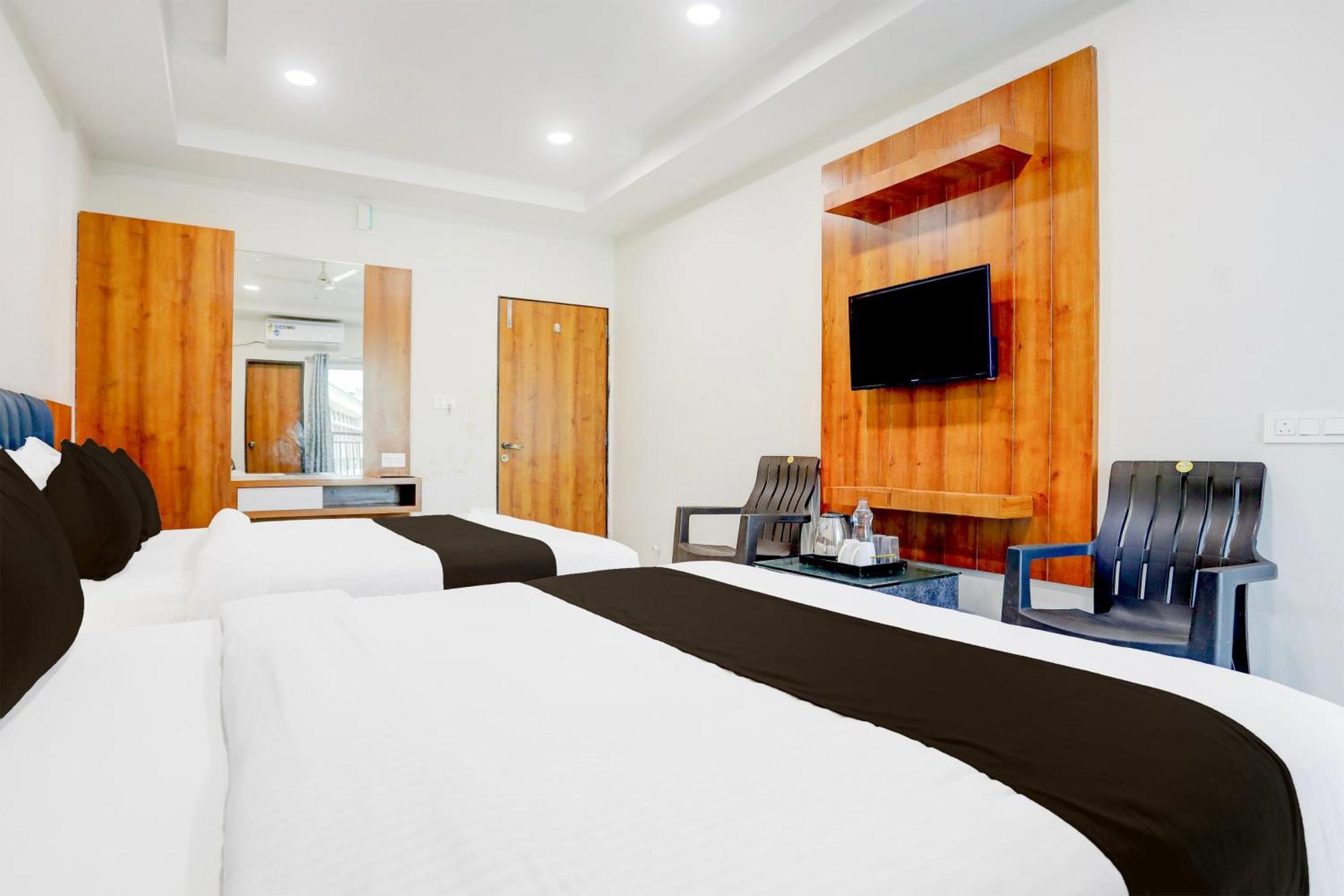 Super Townhouse Ambaji Formerly Hotel Kardhar Inn ภายนอก รูปภาพ