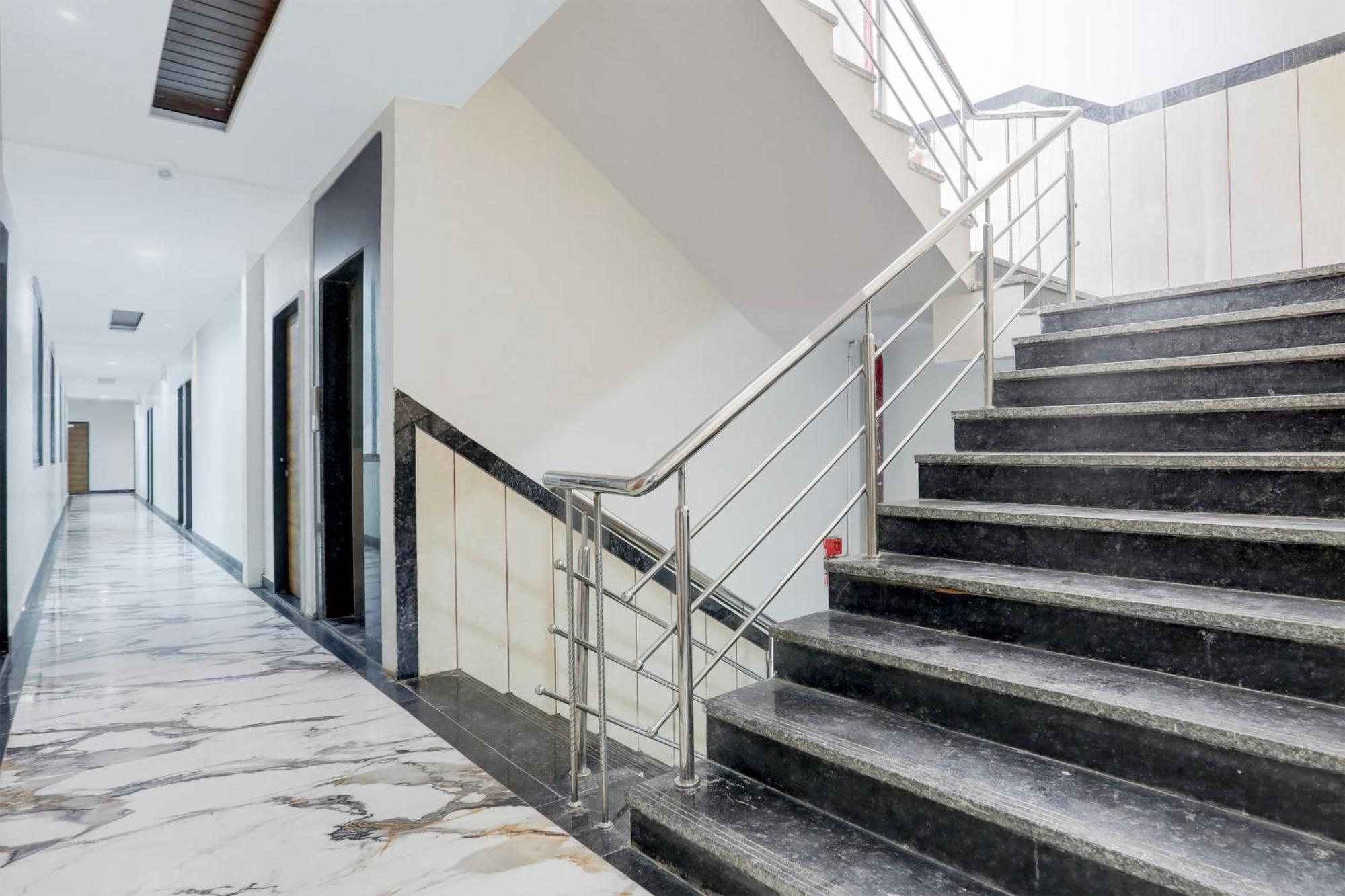 Super Townhouse Ambaji Formerly Hotel Kardhar Inn ภายนอก รูปภาพ